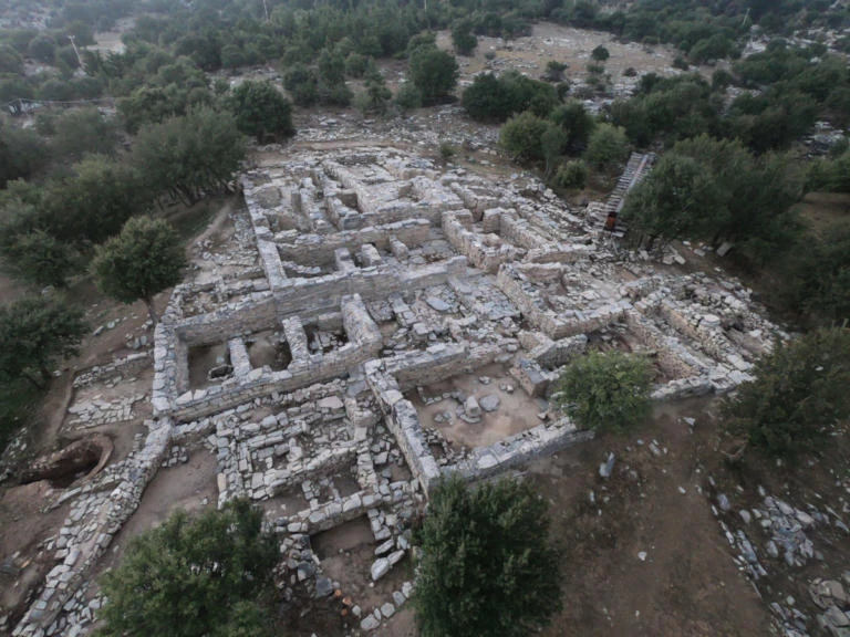 Σπουδαία αρχαιολογική ανακάλυψη στην Κρήτη – Το Μινωικό «ανάκτορο του βουνού» που χτίστηκε… πάνω στον βράχο! (εικόνες)